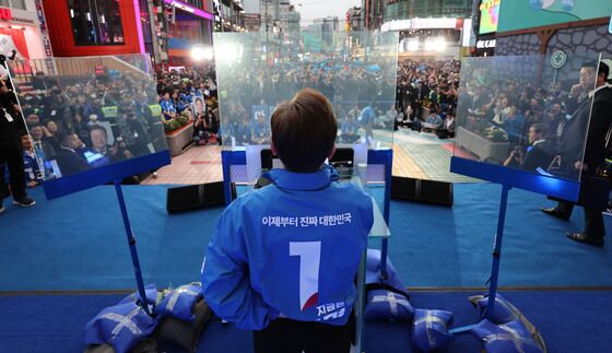 방탄유리·저격 관측 쌍안경…美대선 같은 '이재명 유세장'