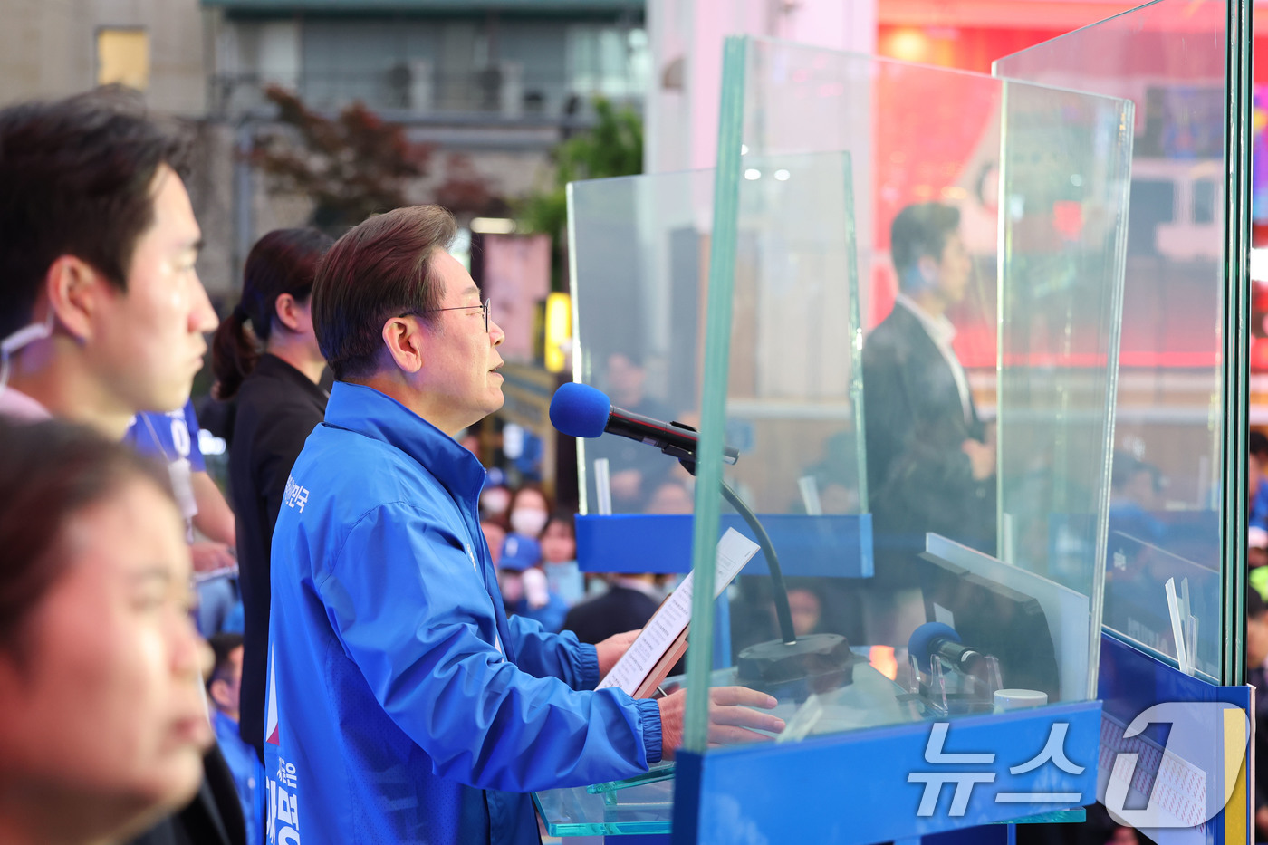 (서울=뉴스1) 안은나 기자 = 이재명 더불어민주당 대통령 후보가 서울 표심잡기에 나선 19일 오후 마포구 홍대 레드로드를 찾아 방탄 유리막 속 지지를 호소하고 있다. (공동취재) …