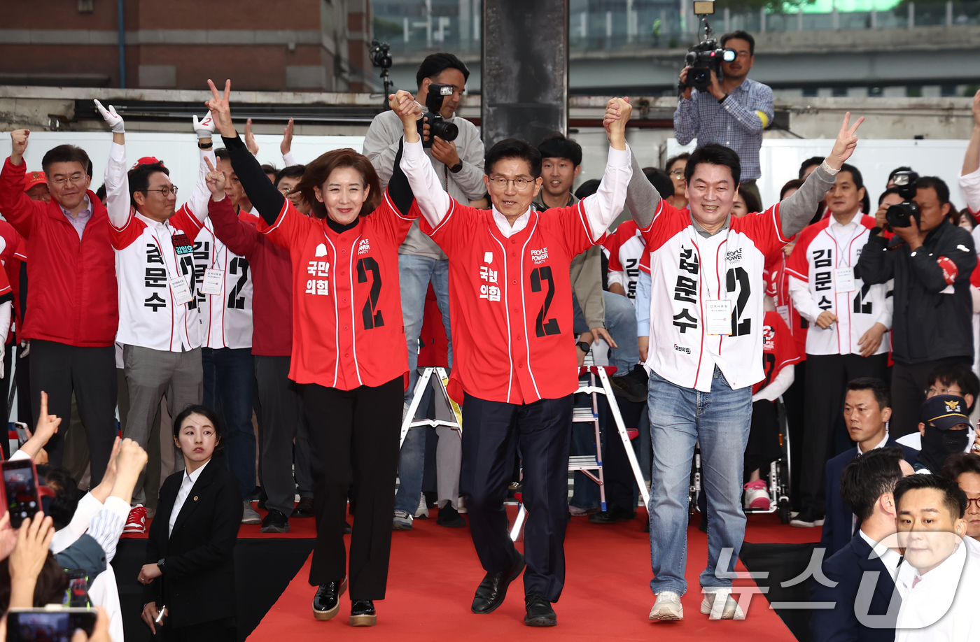 (서울=뉴스1) 김민지 기자 = 김문수 국민의힘 대통령 후보가 19일 서울 중구 서울역 광장에서 나경원, 안철수 의원의 손을 잡고 유세를 하고 있다. 2025.5.19/뉴스1