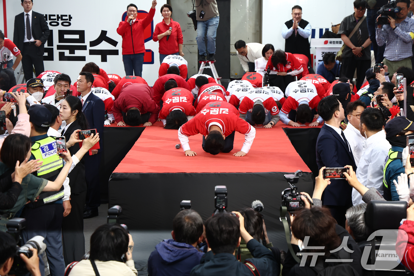 (서울=뉴스1) 김민지 기자 = 김문수 국민의힘 대통령 후보가 19일 서울 중구 서울역 광장에서 유세 중 시민들을 향해 큰 절을 하고 있다. 2025.5.19/뉴스1