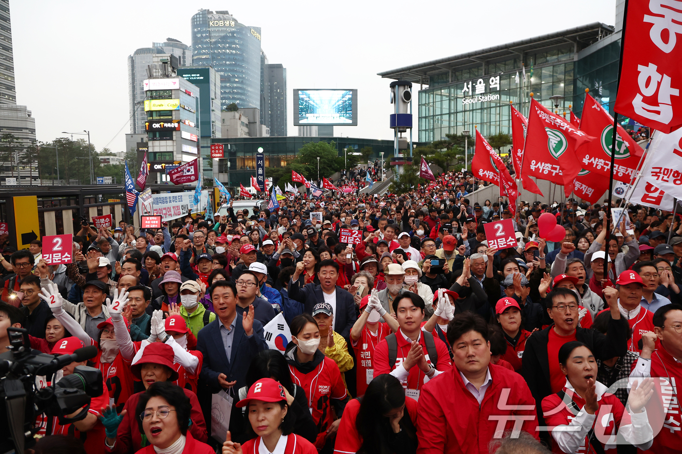 (서울=뉴스1) 김민지 기자 = 김문수 국민의힘 대통령 후보가 19일 서울 중구 서울역 광장에서 유세를 하고 있는 가운데 지지자들이 응원을 하고 있다. 2025.5.19/뉴스1