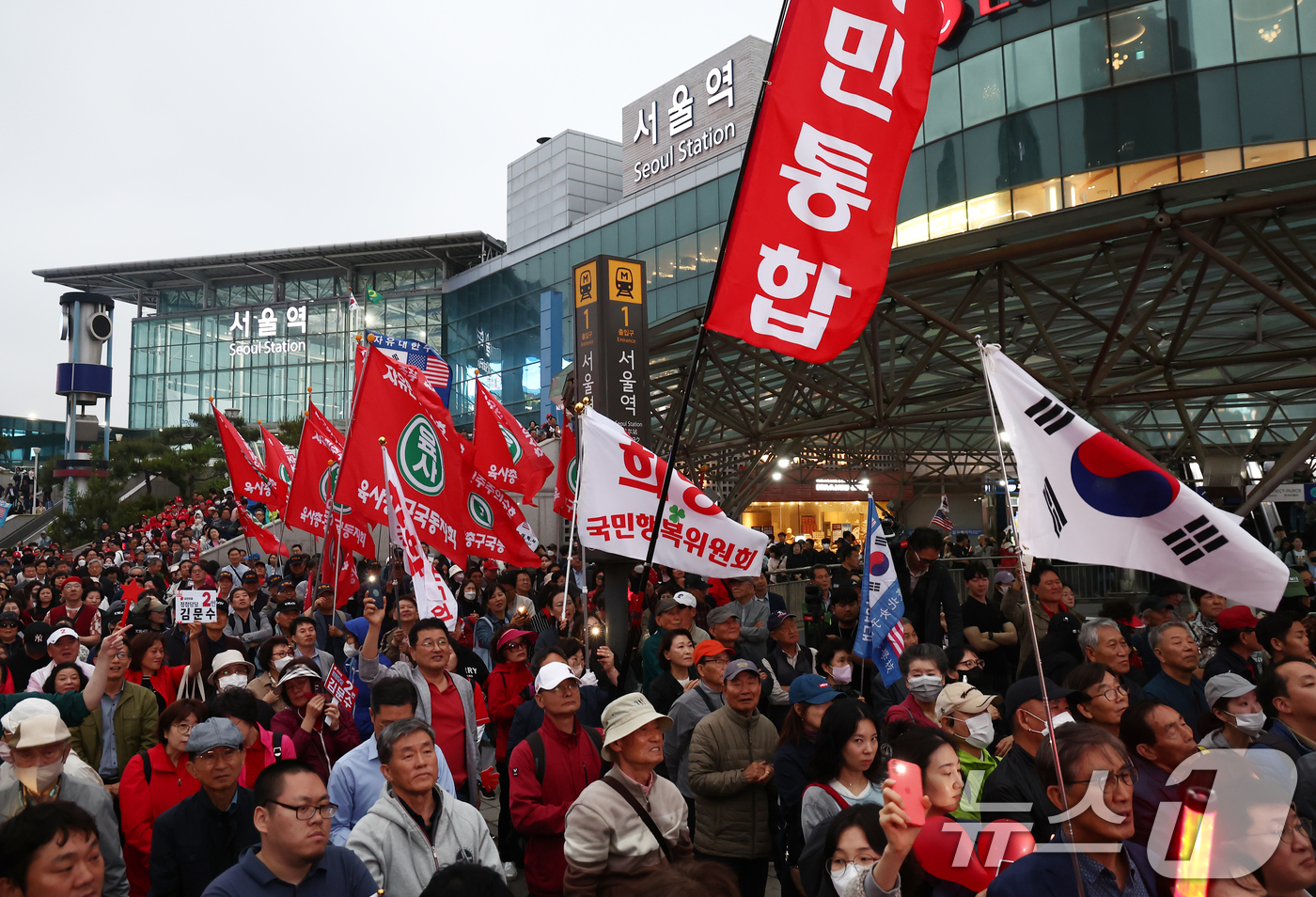 (서울=뉴스1) 김민지 기자 = 김문수 국민의힘 대통령 후보가 19일 서울 중구 서울역 광장에서 유세를 하고 있는 가운데 지지자들이 응원을 하고 있다. 2025.5.19/뉴스1