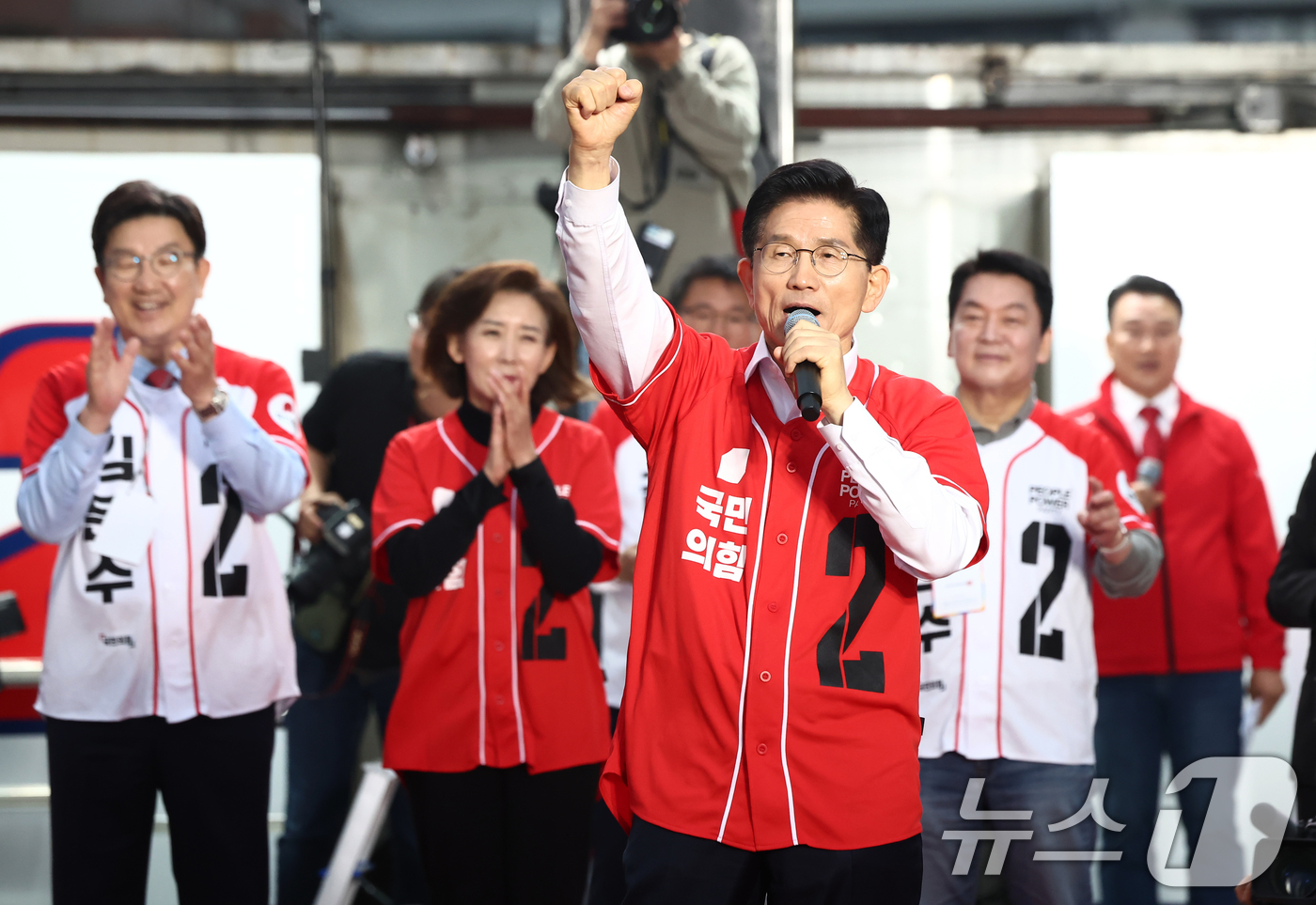 (서울=뉴스1) 김민지 기자 = 김문수 국민의힘 대통령 후보가 19일 서울 중구 서울역 광장에서 유세를 하고 있다. 2025.5.19/뉴스1