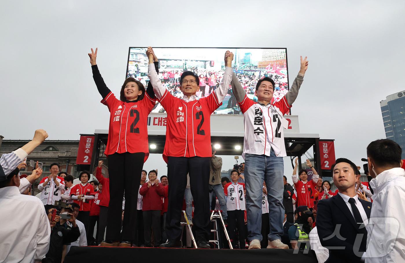 (서울=뉴스1) 김민지 기자 = 김문수 국민의힘 대통령 후보가 19일 서울 중구 서울역 광장에서 유세를 하고 있다. (공동취재) 2025.5.19/뉴스1