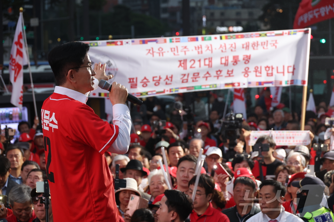 (서울=뉴스1) 김민지 기자 = 김문수 국민의힘 대통령 후보가 19일 서울 중구 서울역 광장에서 유세를 하고 있다. (공동취재) 2025.5.19/뉴스1