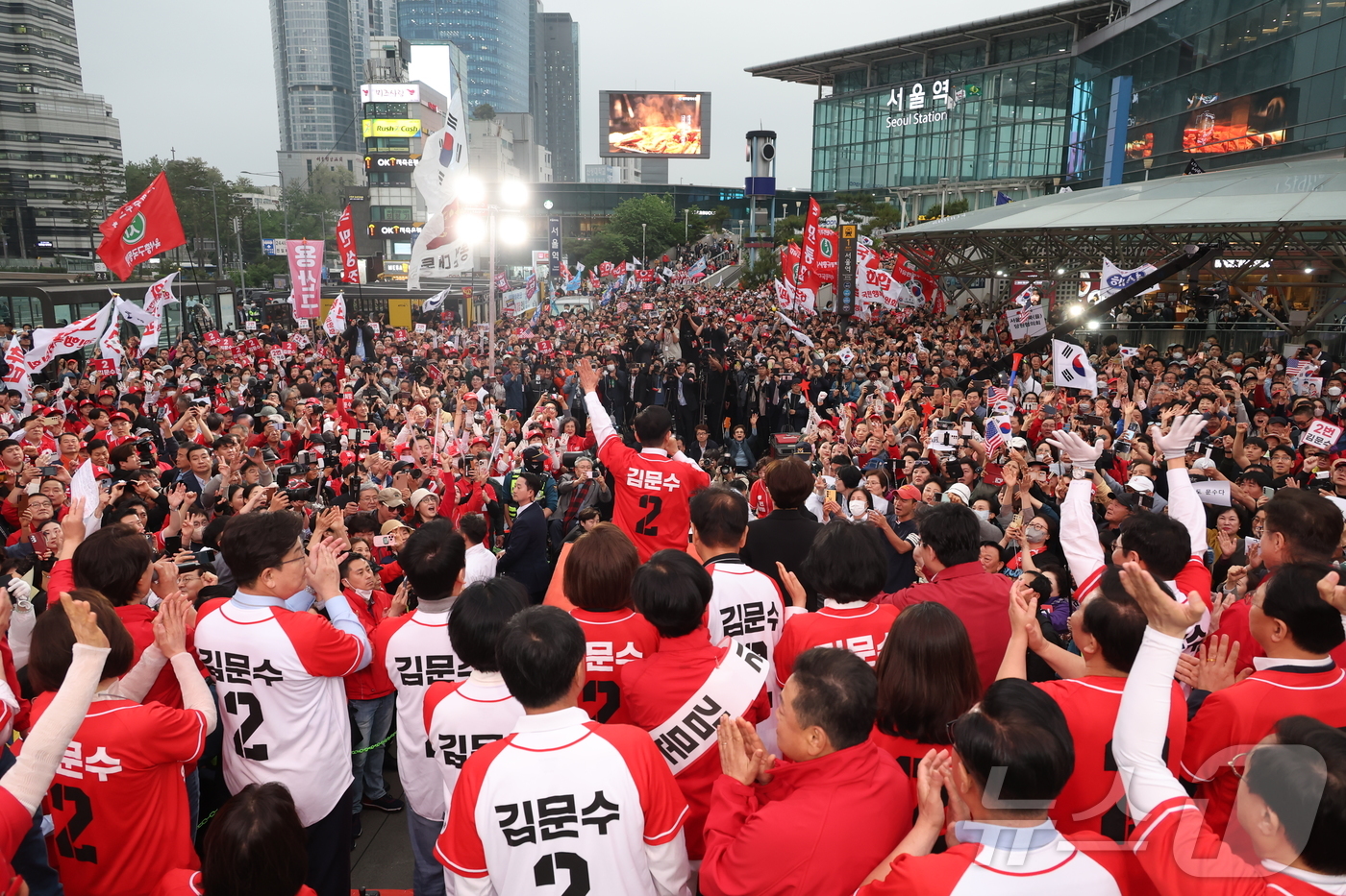 (서울=뉴스1) 김민지 기자 = 김문수 국민의힘 대통령 후보가 19일 서울 중구 서울역 광장에서 유세를 하고 있다. (공동취재) 2025.5.19/뉴스1