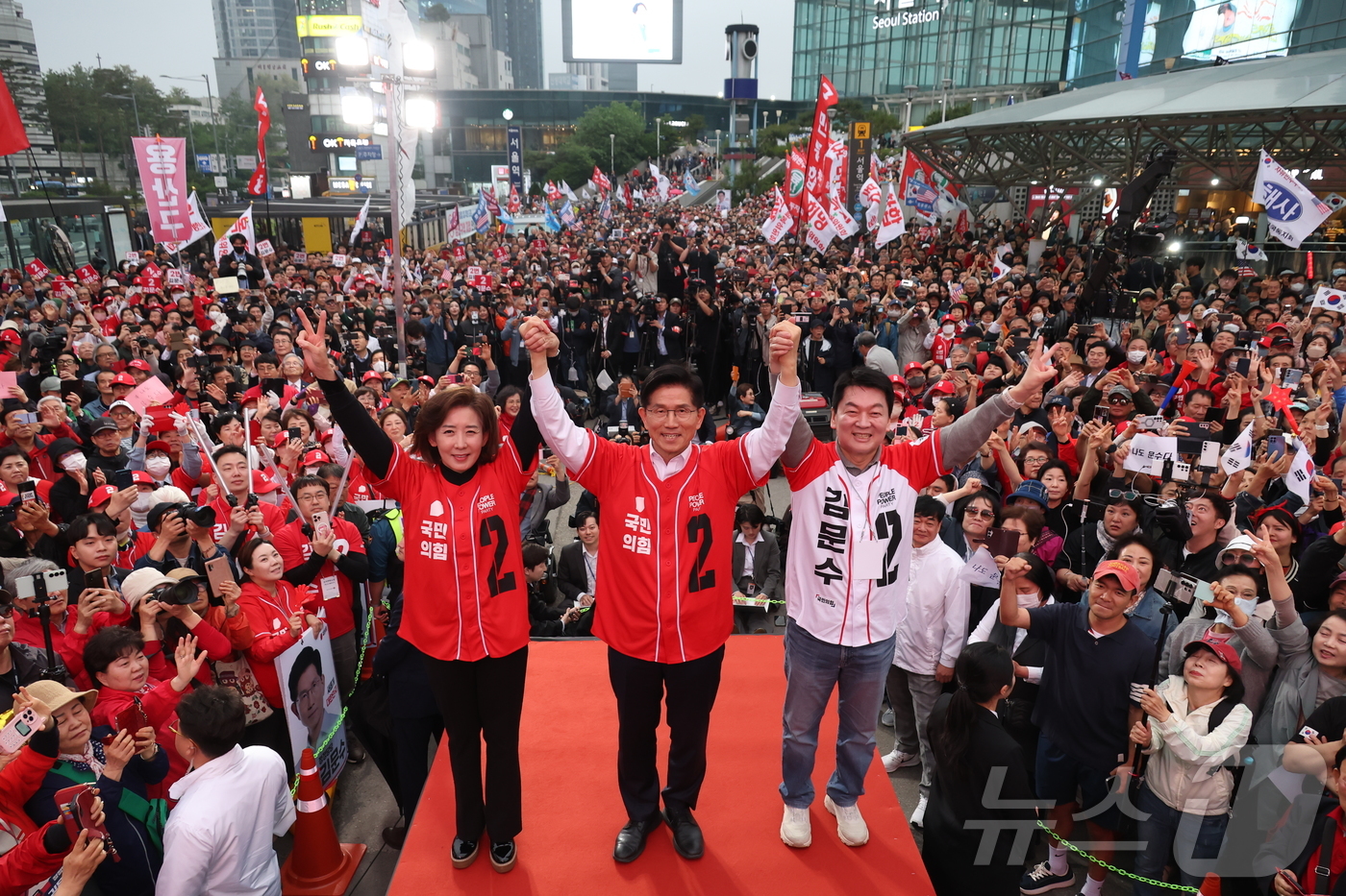(서울=뉴스1) 김민지 기자 = 김문수 국민의힘 대통령 후보가 19일 서울 중구 서울역 광장에서 나경원, 안철수 의원과 유세를 하고 있다. (공동취재) 2025.5.19/뉴스1