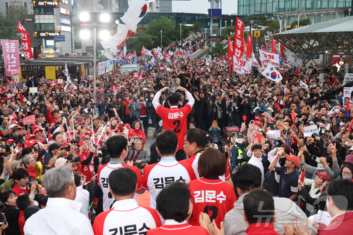 (서울=뉴스1) 김민지 기자 = 김문수 국민의힘 대통령 후보가 19일 서울 중구 서울역 광장에서 유세를 하고 있다. (공동취재) 2025.5.19/뉴스1