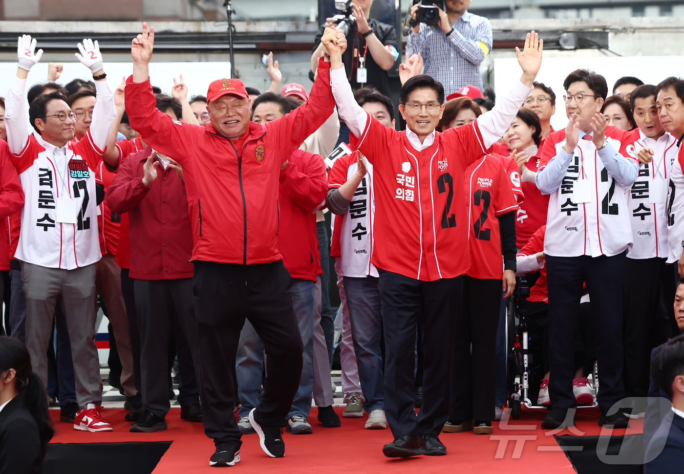 (서울=뉴스1) 김민지 기자 = 김문수 국민의힘 대통령 후보가 19일 서울 중구 서울역 광장에서 김흥국 씨와 손을 잡고 유세를 하고 있다. 2025.5.19/뉴스1