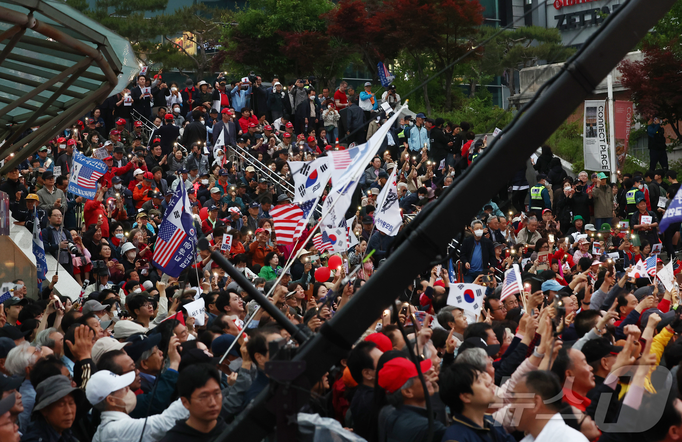 (서울=뉴스1) 김민지 기자 = 김문수 국민의힘 대통령 후보가 19일 서울 중구 서울역 광장에서 유세를 하고 있다. 2025.5.19/뉴스1
