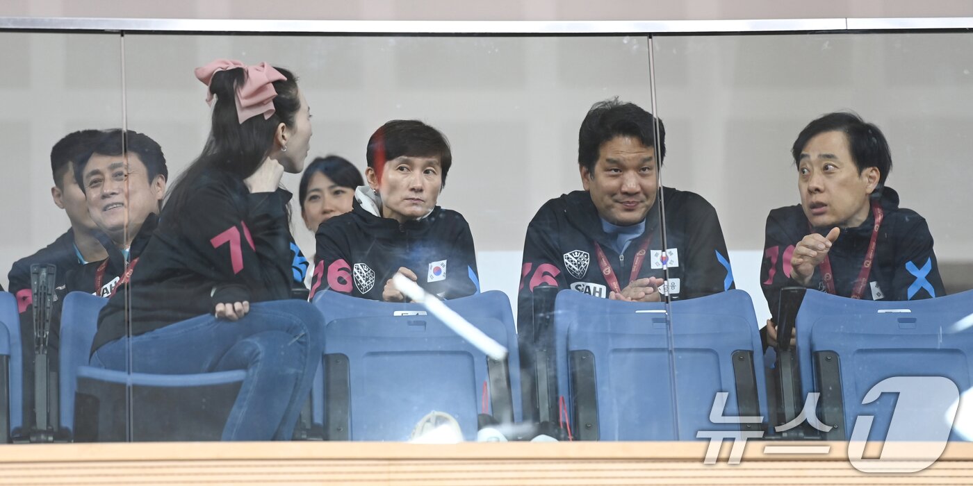 본문 이미지 - 탁구대표팀 최영일 훈련 단장&#40;왼쪽부터&#41;, 탁구협회 채문선 전 부회장, 현정화 부회장, 이태성 회장, 유남규 부회장이 18일&#40;현지시간&#41; 카타르 도하 카타르대학교 스포츠 컴플렉스에서 열린 2025 국제탁구연맹&#40;ITTF&#41; 세계선수권대회 경기를 지켜보고 있다. &#40;사진공동취재단&#41; 2025.5.19/뉴스1