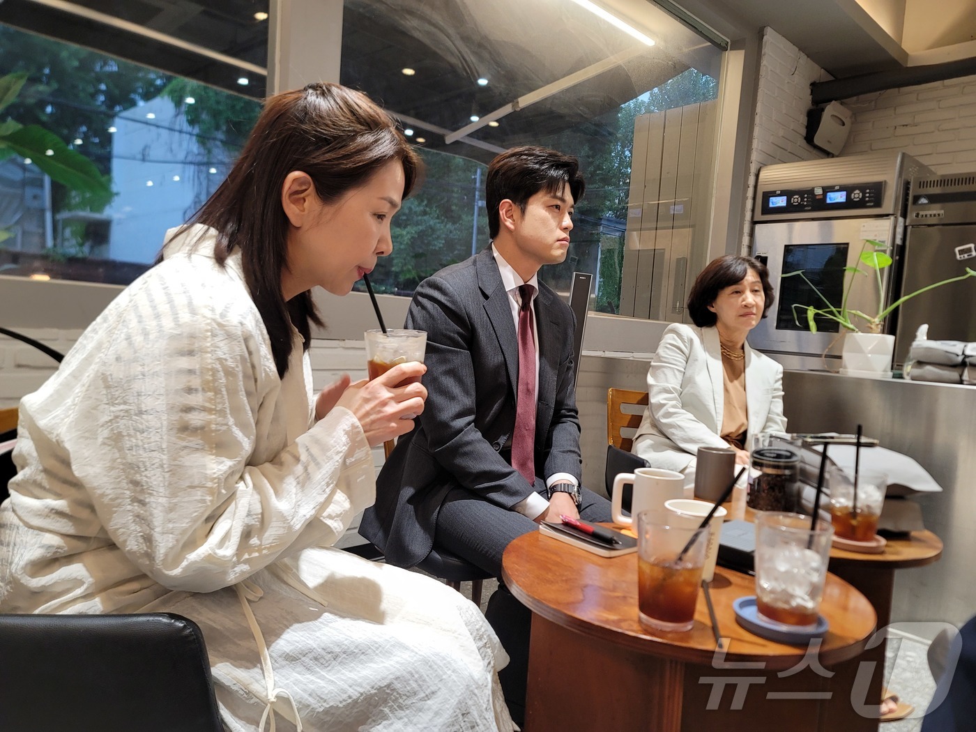 (서울=뉴스1) 박기범 기자 = 김용태 국민의힘 비상대책위원장(가운데)이 19일 오후 서울 서초구 한 카페에서 카페 사장들과 간담회를 하고 있다.