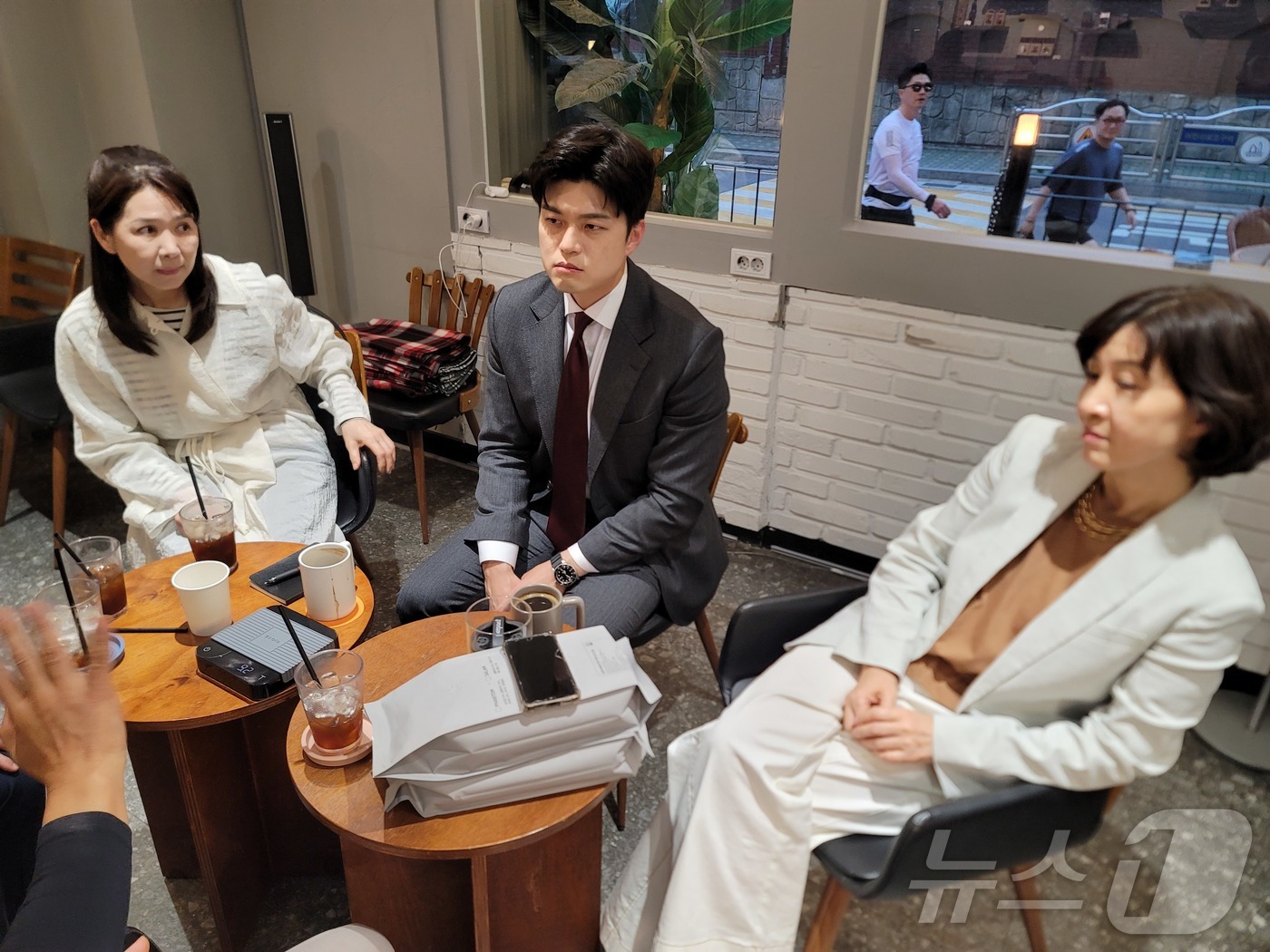 (서울=뉴스1) 박기범 기자 = 김용태 국민의힘 비상대책위원장(가운데)이 19일 오후 서울 서초구 한 카페에서 카페 사장들과 간담회를 하고 있다.