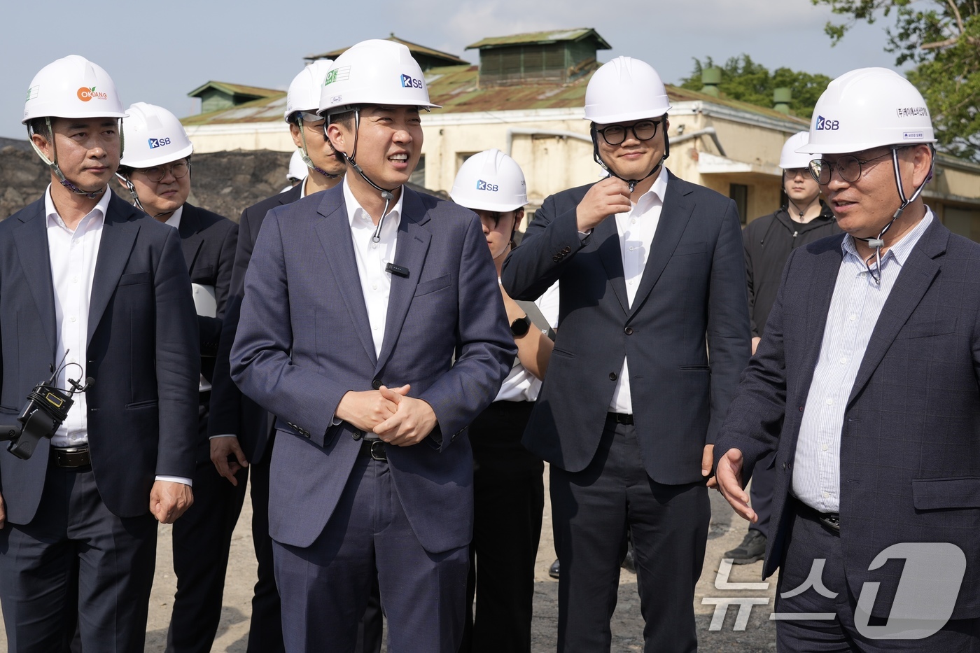 (광주=뉴스1) = 이준석 개혁신당 대통령 후보가 19일 광주 북구 더현대광주 예정부지를 찾아 현장을 살피고 있다. (이준석 캠프 제공, 재판매 및 DB 금지)
