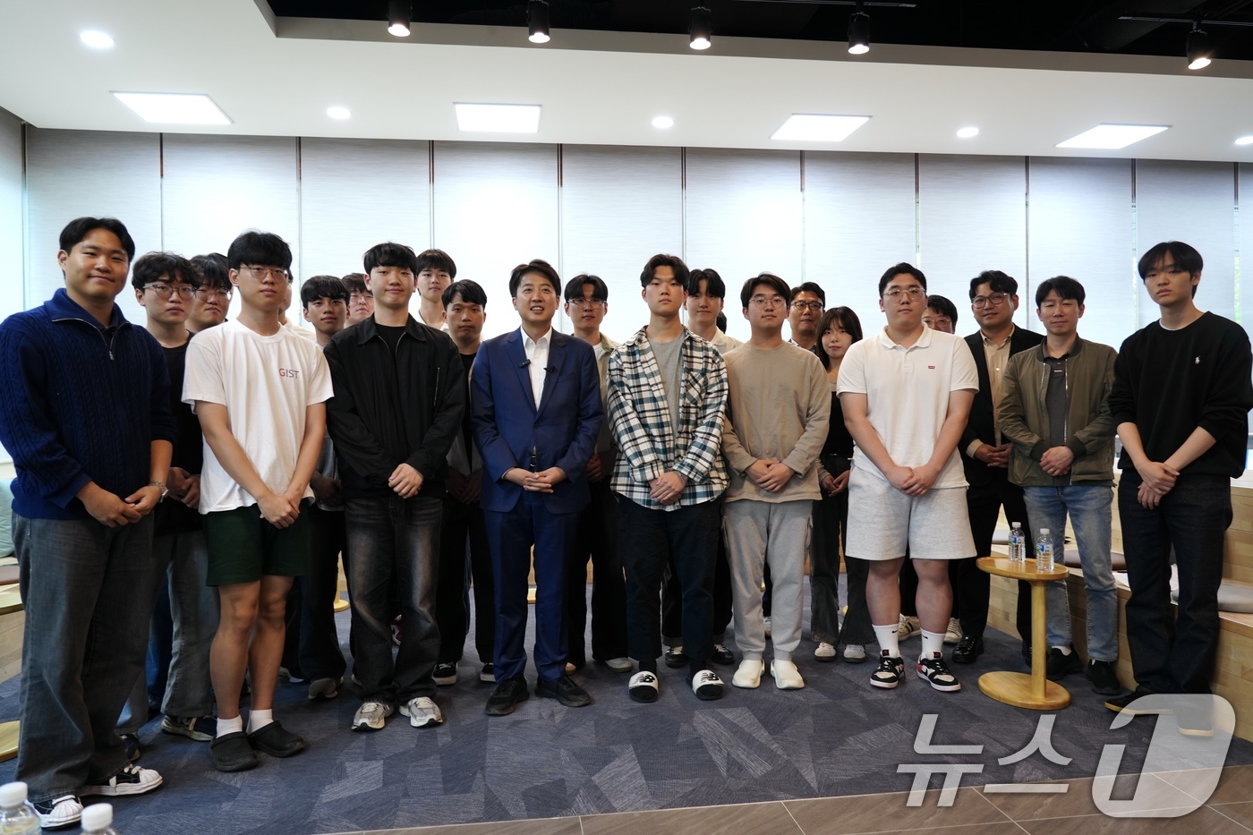 (광주=뉴스1) = 이준석 개혁신당 대통령 후보가 19일 광주 북구 GIST(광주과학기술원)에서 열린 과학기술연구자 간담회에 참석해 기념 촬영하고 있다. (이준석 캠프 제공, 재판 …