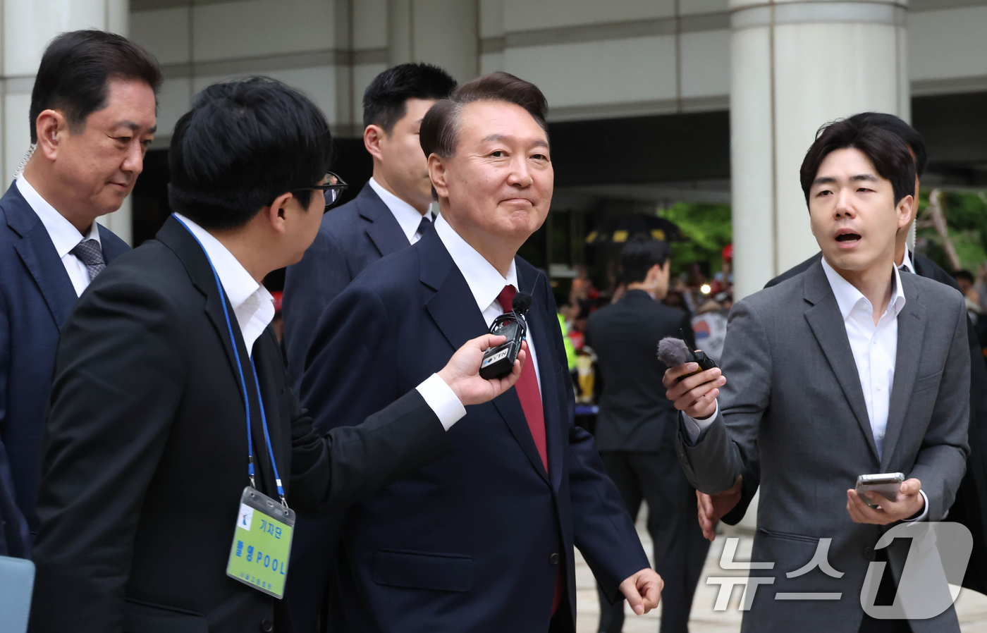 (서울=뉴스1) 사진공동취재단 = 윤석열 전 대통령이 19일 서울 서초구 중앙지방법원에서 열린 내란 우두머리 혐의, 직권남용 권리행사방해 혐의 사건 4차 공판을 마친 뒤 법정을 나 …