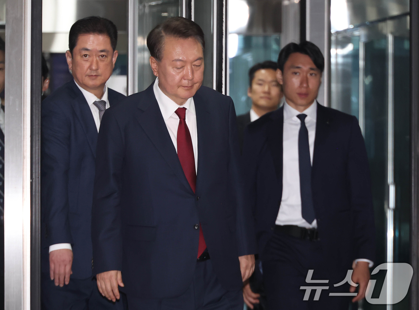 (서울=뉴스1) 사진공동취재단 = 윤석열 전 대통령이 19일 서울 서초구 중앙지방법원에서 열린 내란 우두머리 혐의, 직권남용 권리행사방해 혐의 사건 4차 공판을 마친 뒤 법정을 나 …