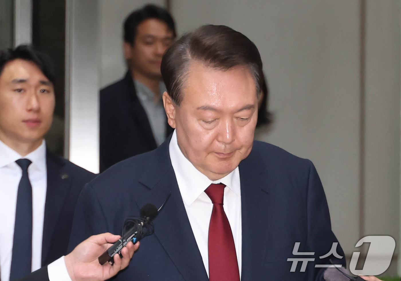 (서울=뉴스1) 사진공동취재단 = 윤석열 전 대통령이 19일 서울 서초구 중앙지방법원에서 열린 내란 우두머리 혐의, 직권남용 권리행사방해 혐의 사건 4차 공판을 마친 뒤 법정을 나 …