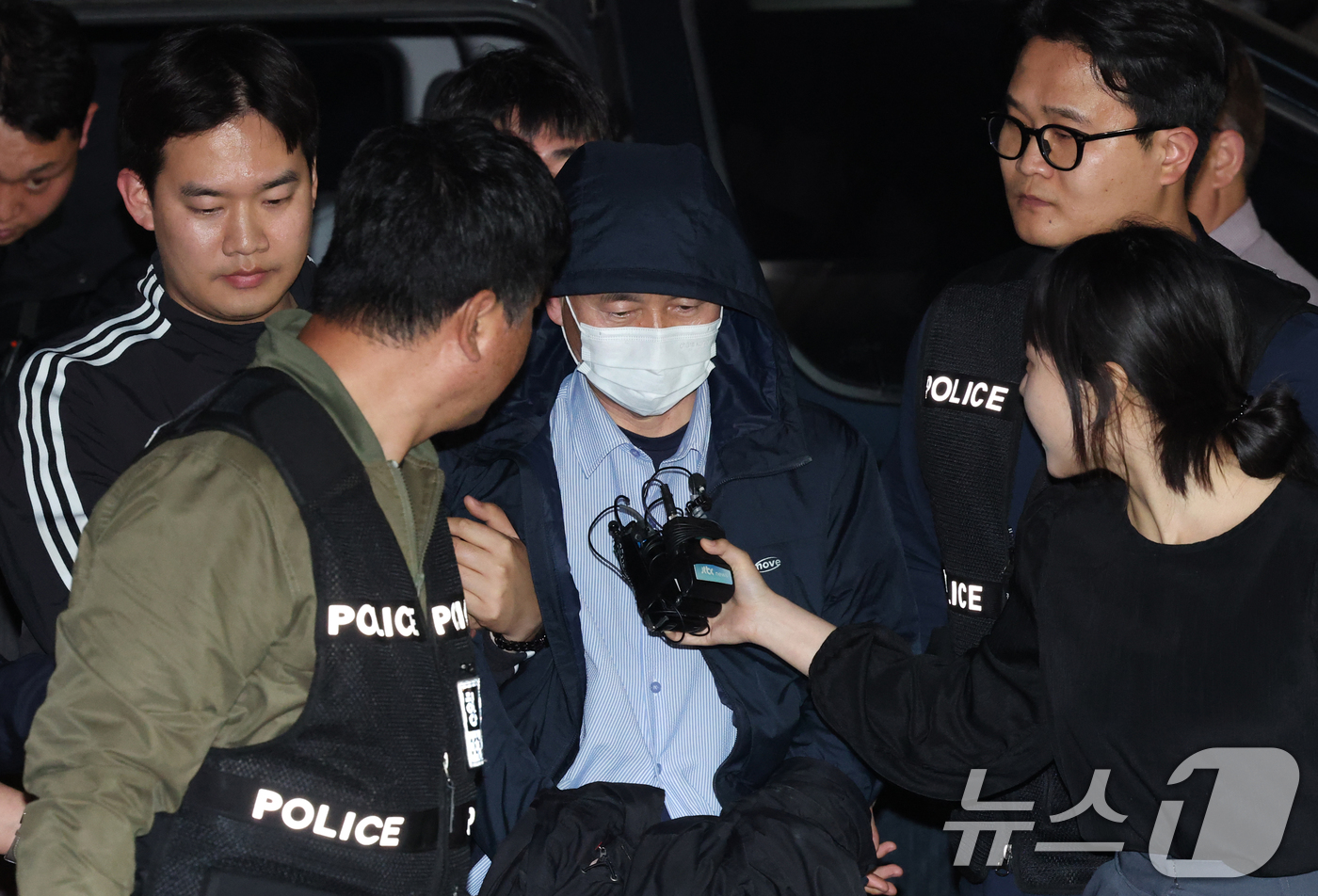 (시흥=뉴스1) 김영운 기자 = '시흥 흉기 공격' 용의자 차철남이 19일 오후 경기 시흥시 장곡동 시흥경찰서로 압송되고 있다. 이날 경기 시흥시 정왕동 일대에서 흉기 피습 사건 …