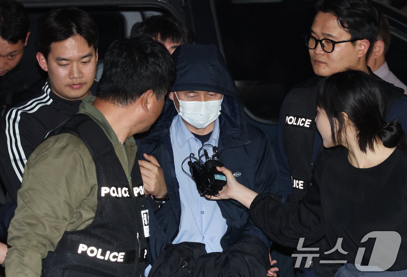 본문 이미지 - &#39;시흥 흉기 공격&#39; 용의자 차철남이 19일 오후 경기 시흥시 장곡동 시흥경찰서로 압송되고 있다. 2025.5.19/뉴스1 ⓒ News1 김영운 기자