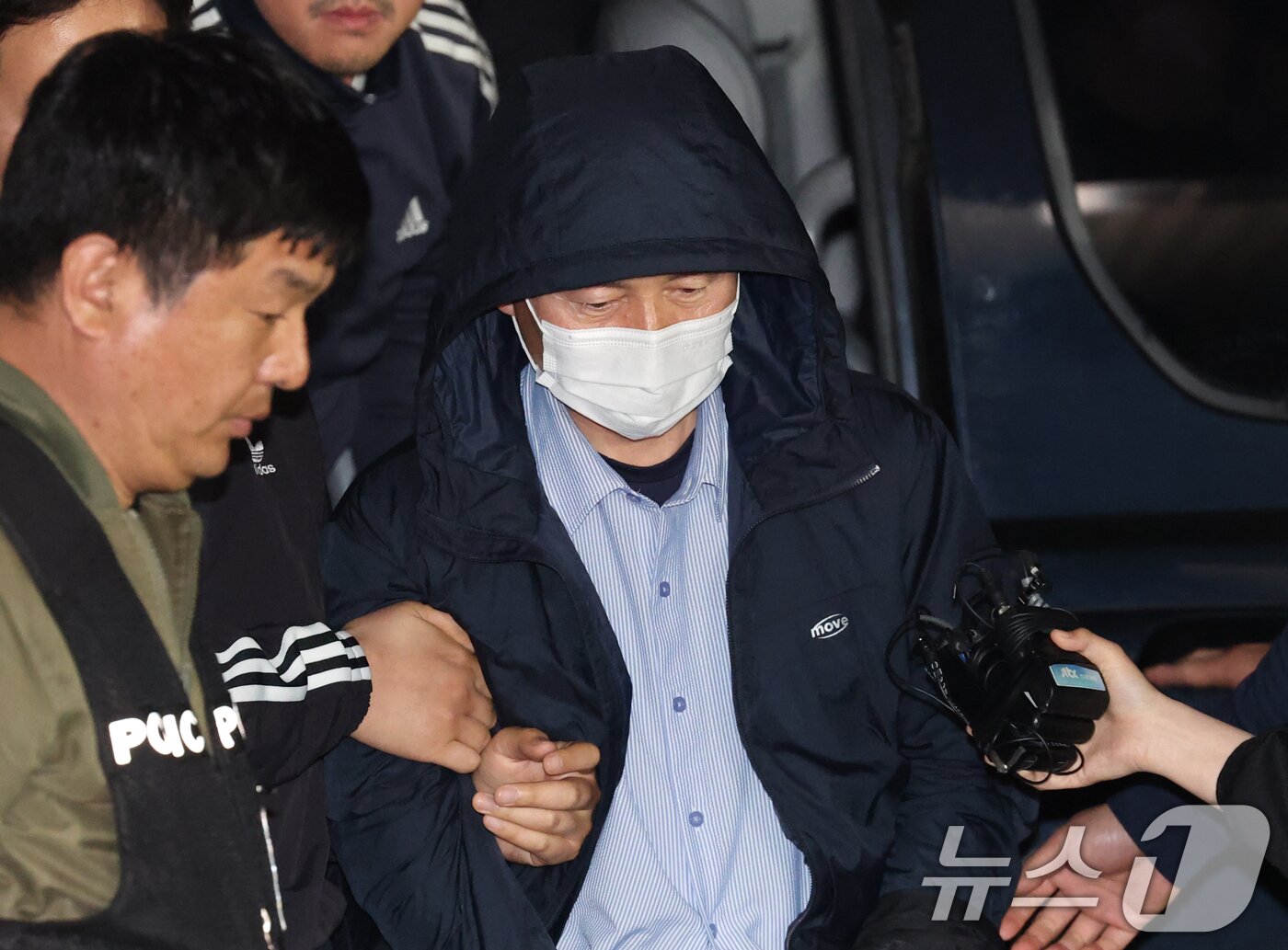 본문 이미지 - &#39;시흥 흉기 공격&#39; 용의자 차철남이 19일 오후 경기 시흥시 장곡동 시흥경찰서로 압송되며 호송차에서 내리고 있다.  2025.5.19/뉴스1 ⓒ News1 김영운 기자