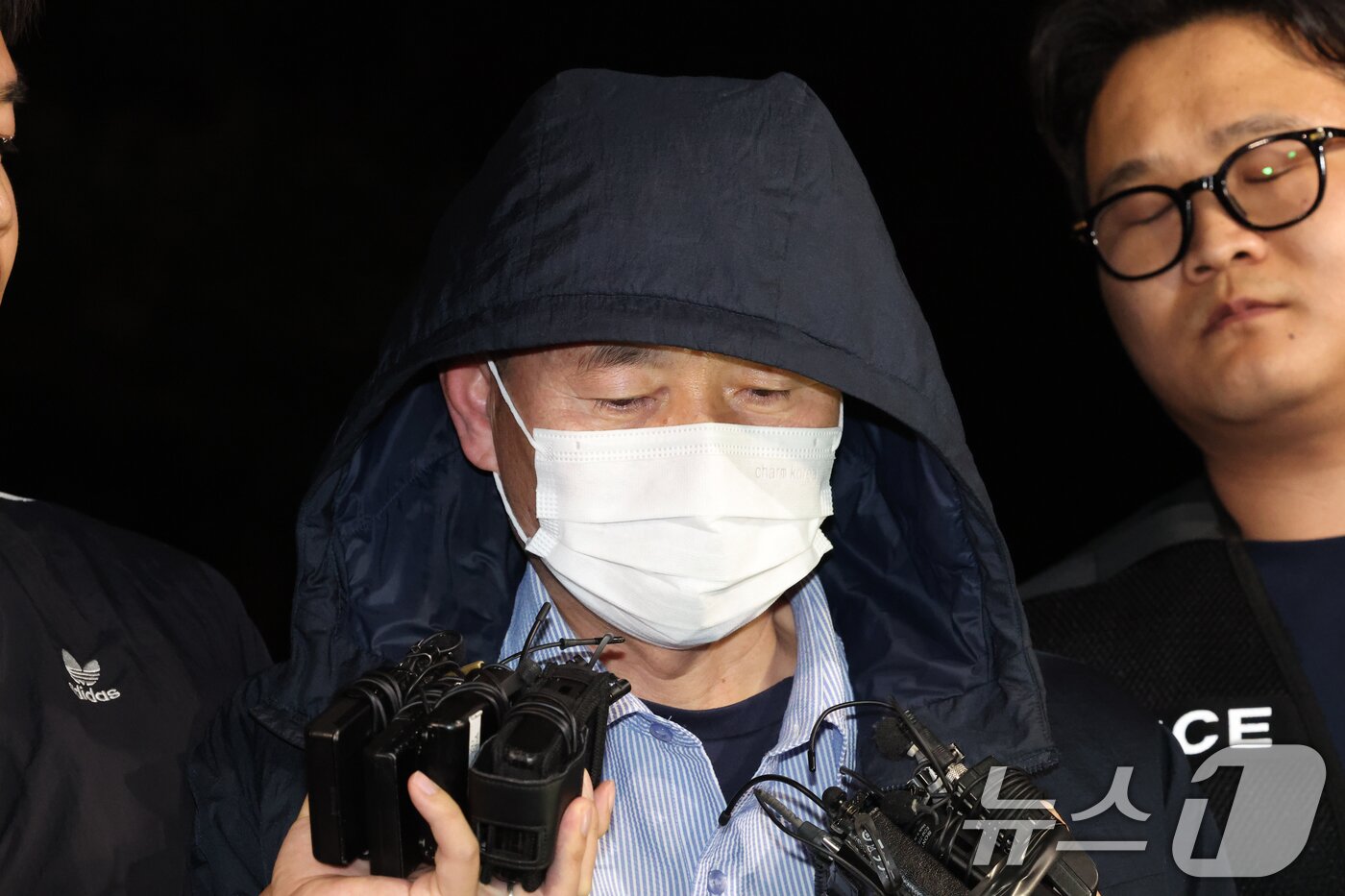 본문 이미지 - '시흥 흉기 공격' 용의자 차철남이 19일 오후 경기 시흥시 장곡동 시흥경찰서로 압송되며 취재진의 질문에 답하고 있다. 이날 경기 시흥시 정왕동 일대에서 흉기 피습 사건 4건이 잇따라 발생해 2명이 사망한 것으로 확인됐다. 2025.5.19/뉴스1 ⓒ News1 김영운 기자