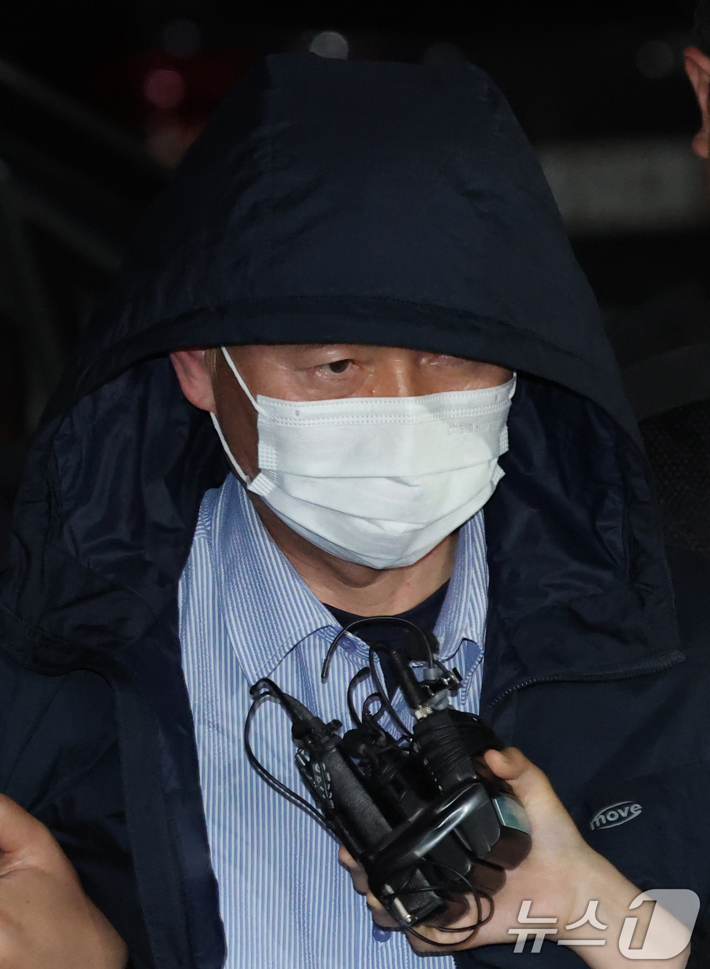 (시흥=뉴스1) 김영운 기자 = '시흥 흉기 공격' 용의자 차철남이 19일 오후 경기 시흥시 장곡동 시흥경찰서로 압송되며 취재진의 질문에 답하고 있다. 이날 경기 시흥시 정왕동 일 …