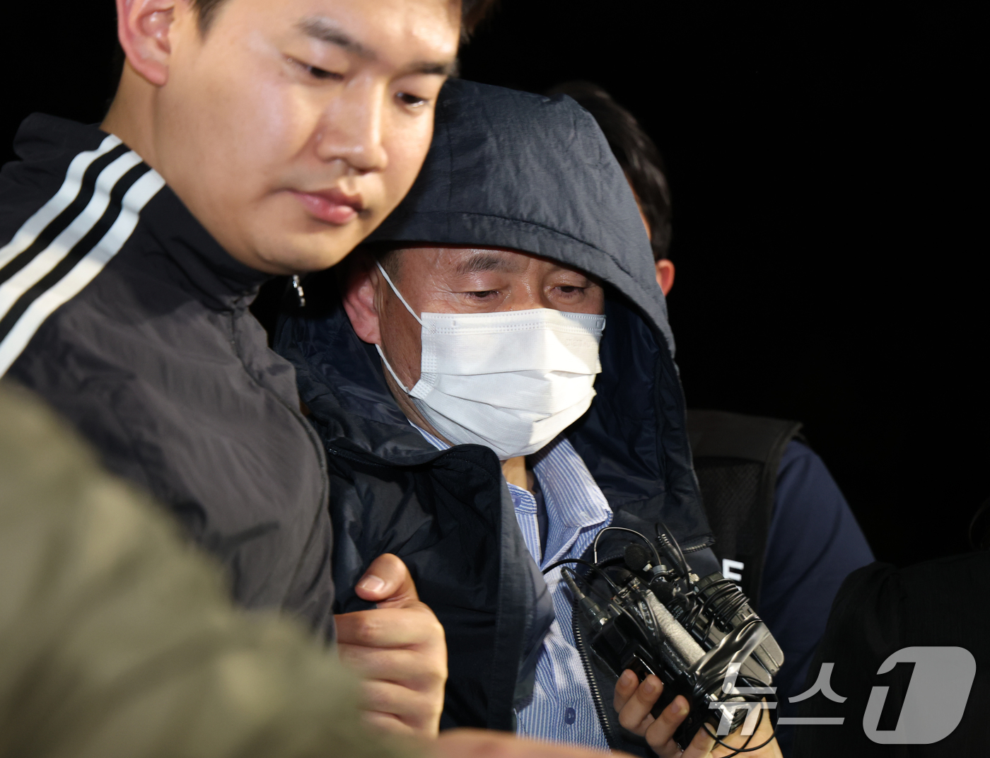 (시흥=뉴스1) 김영운 기자 = '시흥 흉기 공격' 용의자 차철남이 19일 오후 경기 시흥시 장곡동 시흥경찰서로 압송되며 취재진 질문에 답하고 있다. 이날 경기 시흥시 정왕동 일대 …