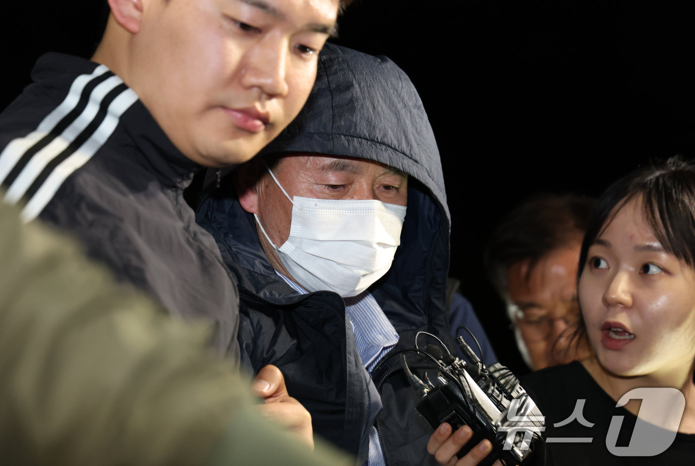 (시흥=뉴스1) 김영운 기자 = '시흥 흉기 공격' 용의자 차철남이 19일 오후 경기 시흥시 장곡동 시흥경찰서로 압송되며 취재진 질문에 답하고 있다. 이날 경기 시흥시 정왕동 일대 …