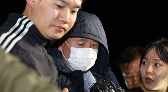 시흥경찰서로 들어가는 '시흥 흉기 공격' 피의자