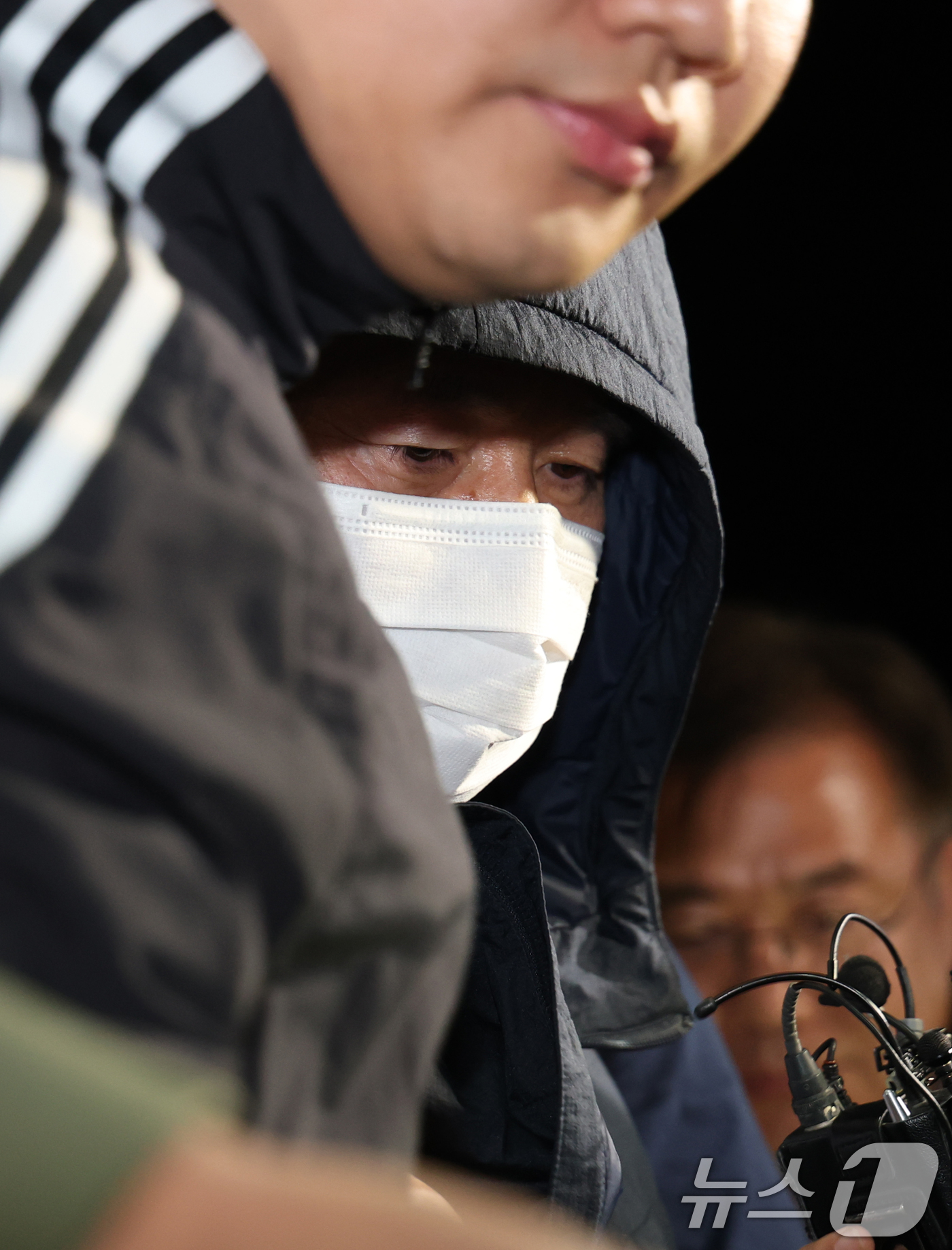 (시흥=뉴스1) 김영운 기자 = '시흥 흉기 공격' 용의자 차철남이 19일 오후 경기 시흥시 장곡동 시흥경찰서로 압송되며 취재진 질문에 답하고 있다. 이날 경기 시흥시 정왕동 일대 …
