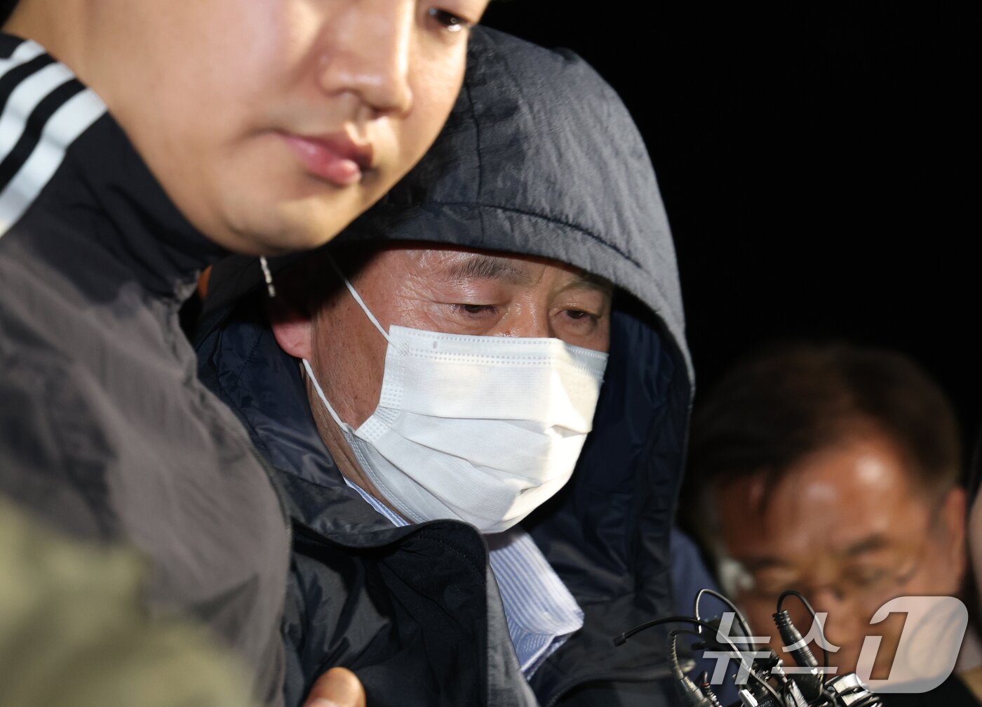 본문 이미지 - &#39;시흥 흉기 공격&#39; 용의자 차철남이 19일 오후 경기 시흥시 장곡동 시흥경찰서로 압송되며 취재진 질문에 답하고 있다. 2025.5.19/뉴스1 ⓒ News1 김영운 기자