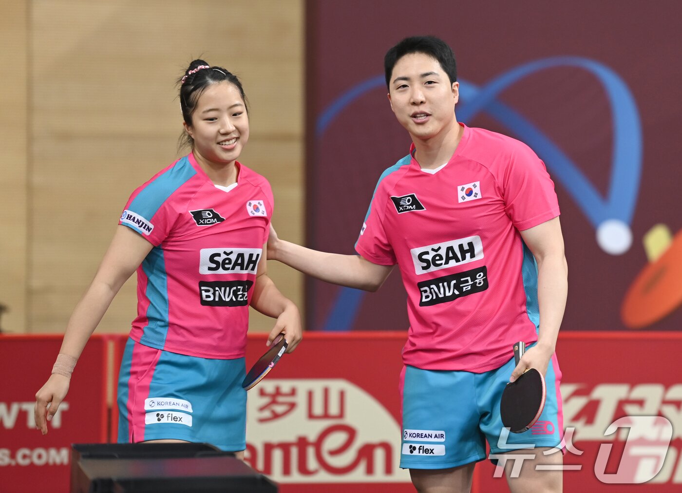 본문 이미지 - 임종훈, 신유빈이 19일 카타르 도하 카타르대학교 스포츠 컴플렉스에서 열린 2025 국제탁구연맹&#40;ITTF&#41; 세계선수권대회 혼합복식 32강 나이지리아 올라지데 오모타요-카비라트 아요올라 조와 경기를 펼치고 있다. &#40;사진공동취재단&#41; 2025.5.19/뉴스1