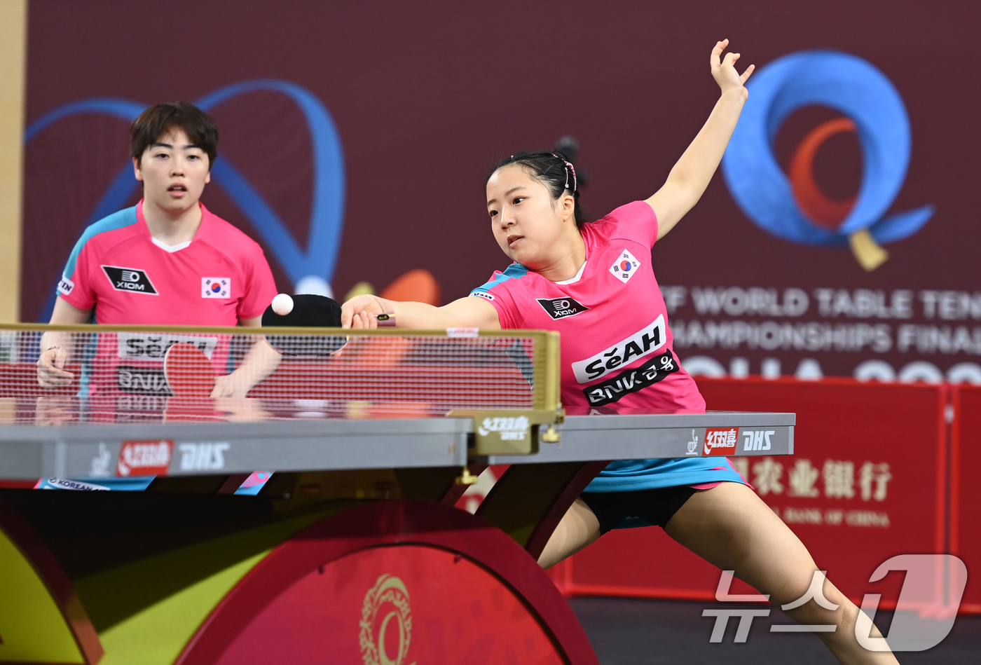 (서울=뉴스1) = 신유빈, 유한나가 19일 카타르 도하 카타르대학교 스포츠 컴플렉스에서 열린 2025 국제탁구연맹(ITTF) 세계선수권대회 여자복식 32강 조르지나 포타(헝가리) …