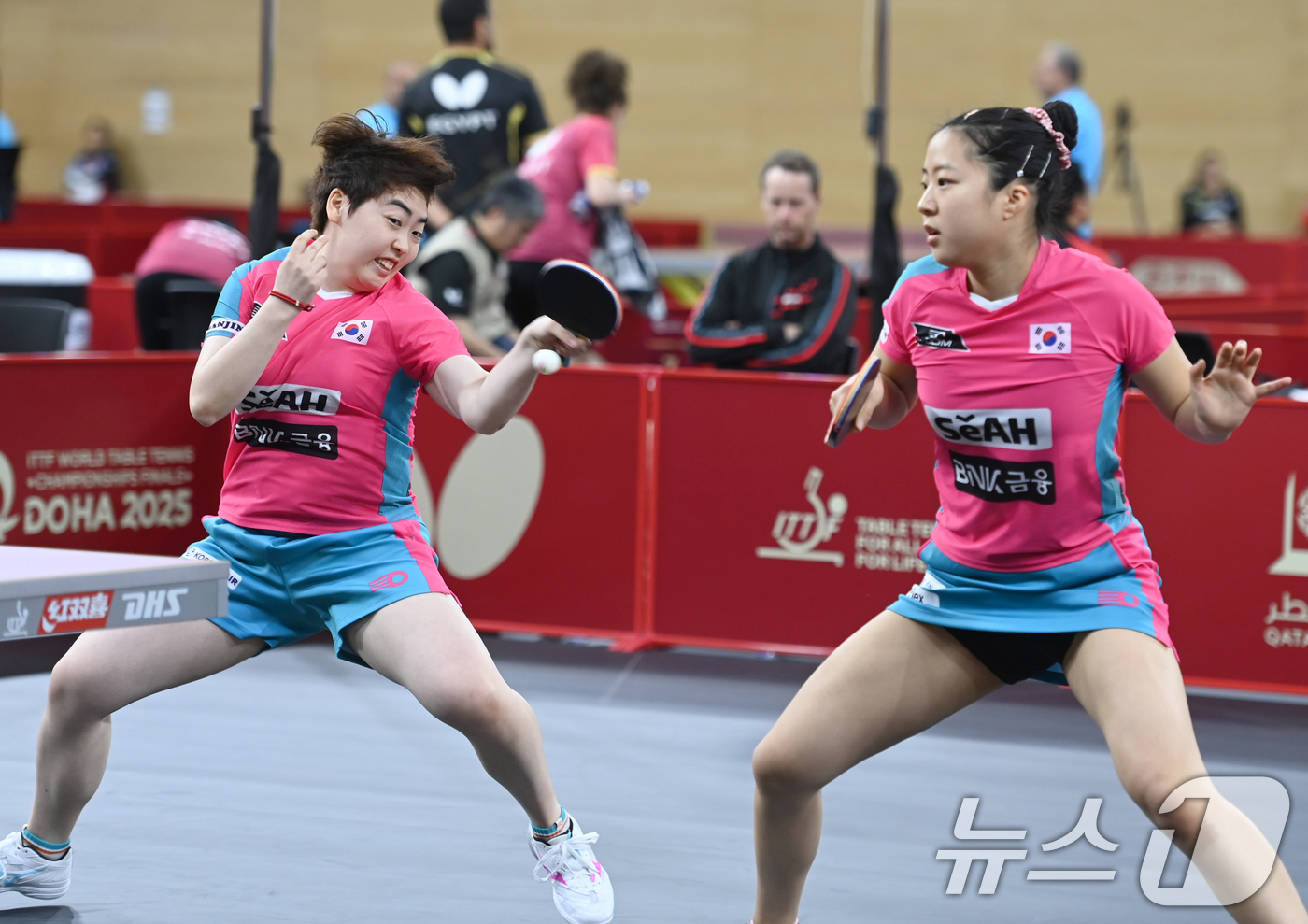 (서울=뉴스1) = 신유빈(오른쪽), 유한나가 19일 카타르 도하 카타르대학교 스포츠 컴플렉스에서 열린 2025 국제탁구연맹(ITTF) 세계선수권대회 여자복식 32강 조르지나 포타 …