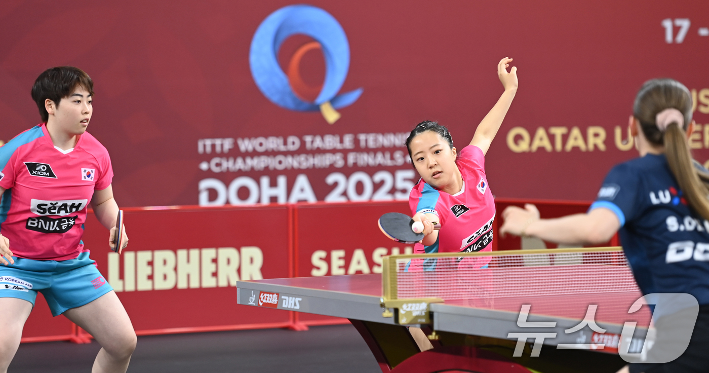 (서울=뉴스1) = 신유빈(오른쪽), 유한나가 19일 카타르 도하 카타르대학교 스포츠 컴플렉스에서 열린 2025 국제탁구연맹(ITTF) 세계선수권대회 여자복식 32강 조르지나 포타 …