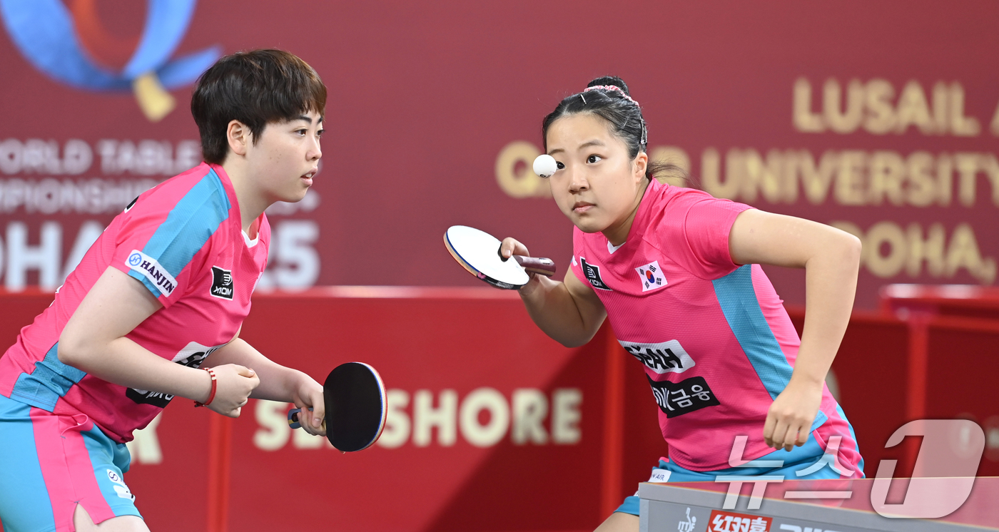 (서울=뉴스1) = 신유빈(오른쪽), 유한나가 19일 카타르 도하 카타르대학교 스포츠 컴플렉스에서 열린 2025 국제탁구연맹(ITTF) 세계선수권대회 여자복식 32강 조르지나 포타 …