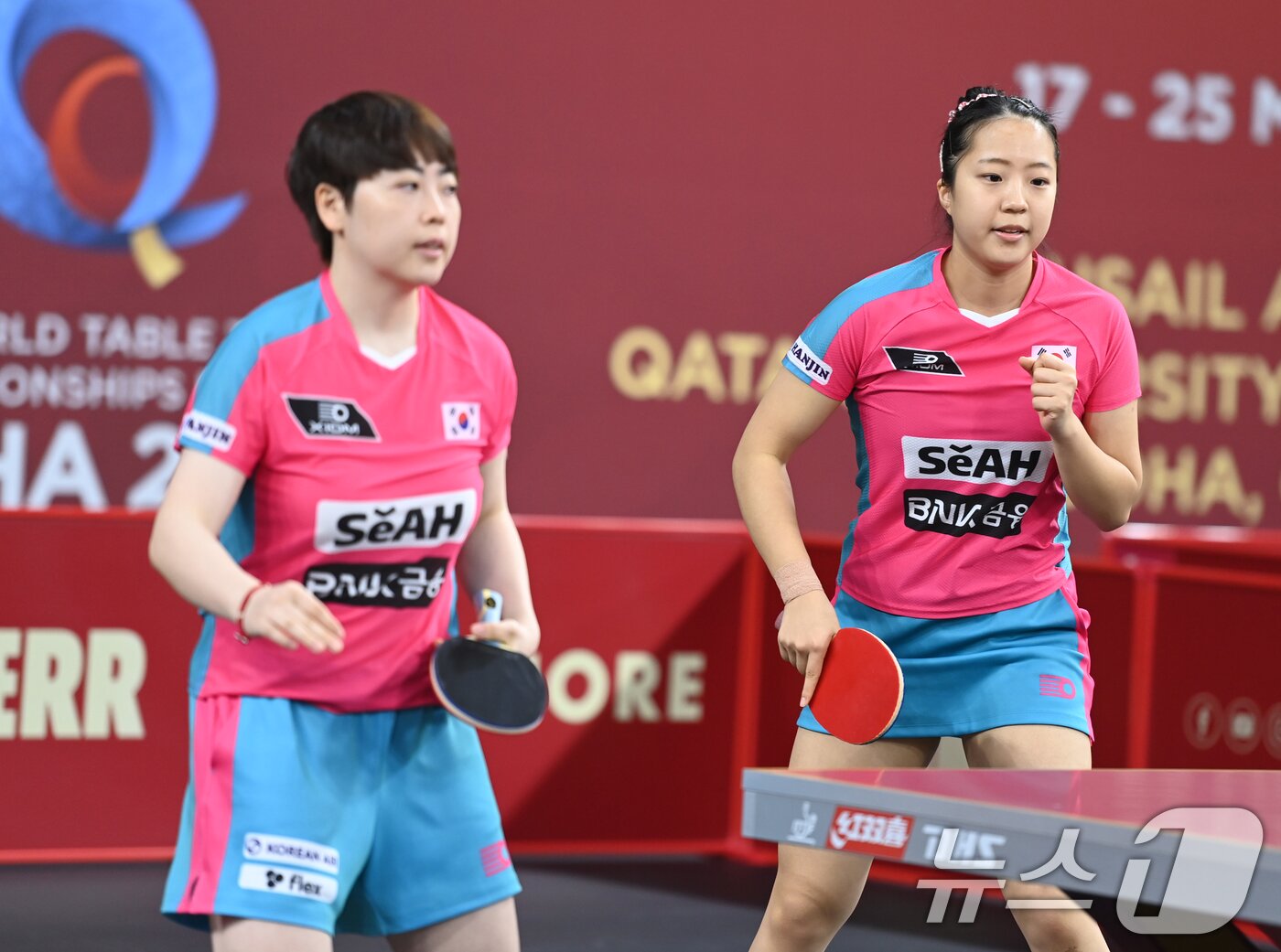 본문 이미지 - 신유빈(오른쪽), 유한나가 19일 카타르 도하 카타르대학교 스포츠 컴플렉스에서 열린 2025 국제탁구연맹(ITTF) 세계선수권대회 여자복식 32강 조르지나 포타(헝가리), 드 누트(룩셈부르크) 조와 경기를 펼치고 있다.(사진공동취재단) 2025.5.19/뉴스1