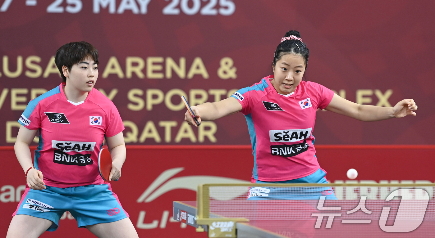 (서울=뉴스1) = 신유빈, 유한나가 19일 카타르 도하 카타르대학교 스포츠 컴플렉스에서 열린 2025 국제탁구연맹(ITTF) 세계선수권대회 여자복식 32강 조르지나 포타(헝가리) …