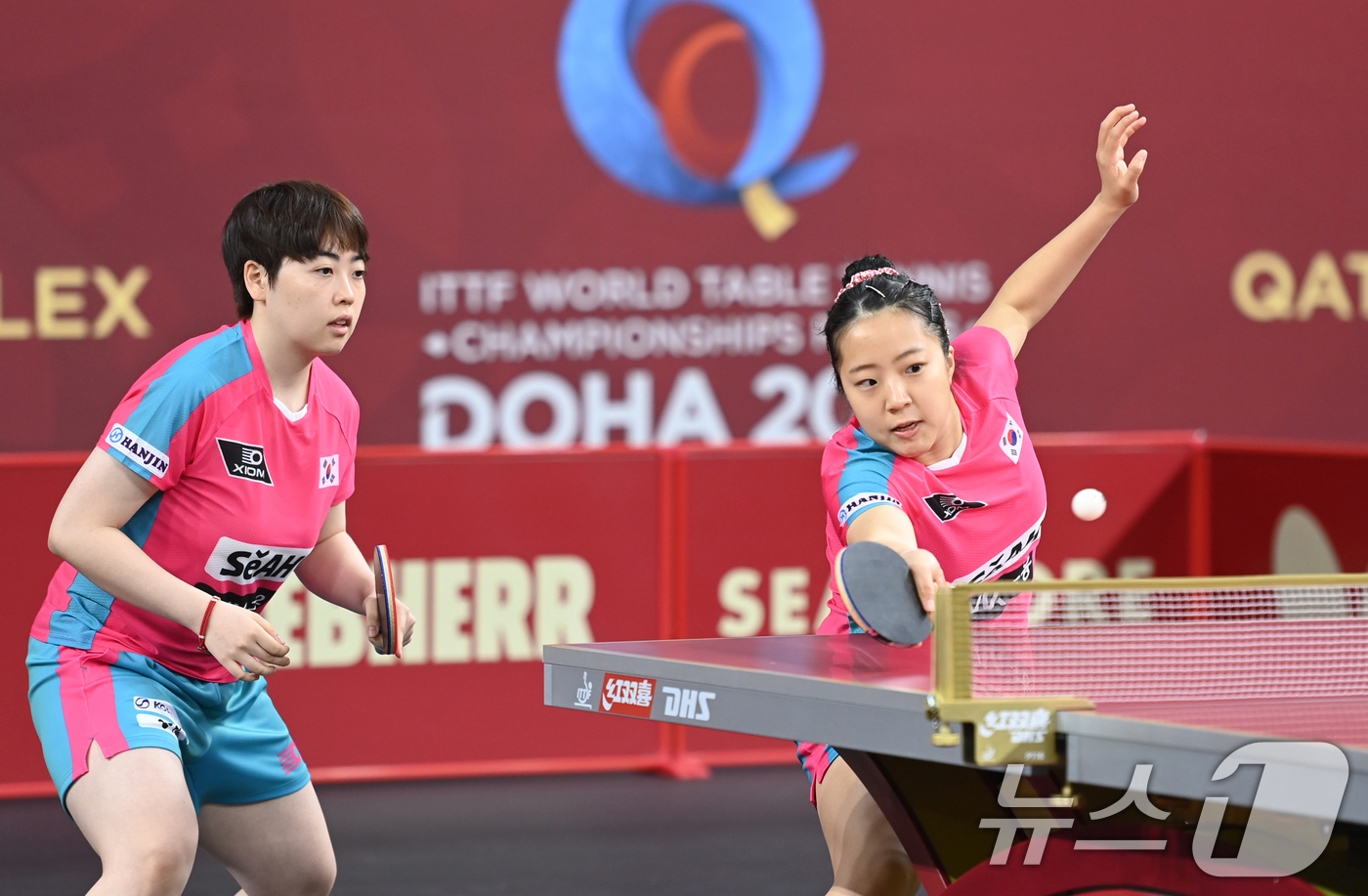 (서울=뉴스1) = 신유빈(오른쪽), 유한나가 19일 카타르 도하 카타르대학교 스포츠 컴플렉스에서 열린 2025 국제탁구연맹(ITTF) 세계선수권대회 여자복식 32강 조르지나 포타 …