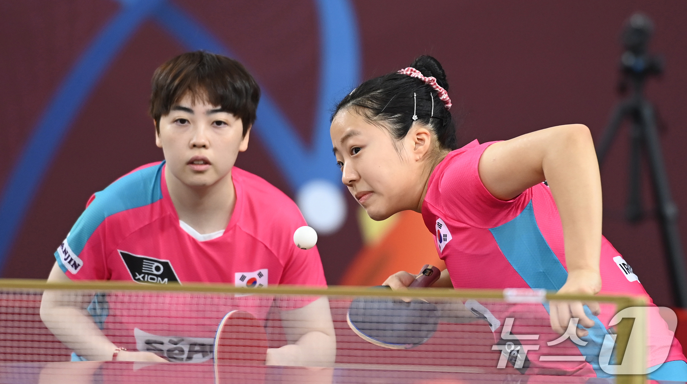 (서울=뉴스1) = 신유빈(오른쪽), 유한나가 19일 카타르 도하 카타르대학교 스포츠 컴플렉스에서 열린 2025 국제탁구연맹(ITTF) 세계선수권대회 여자복식 32강 조르지나 포타 …
