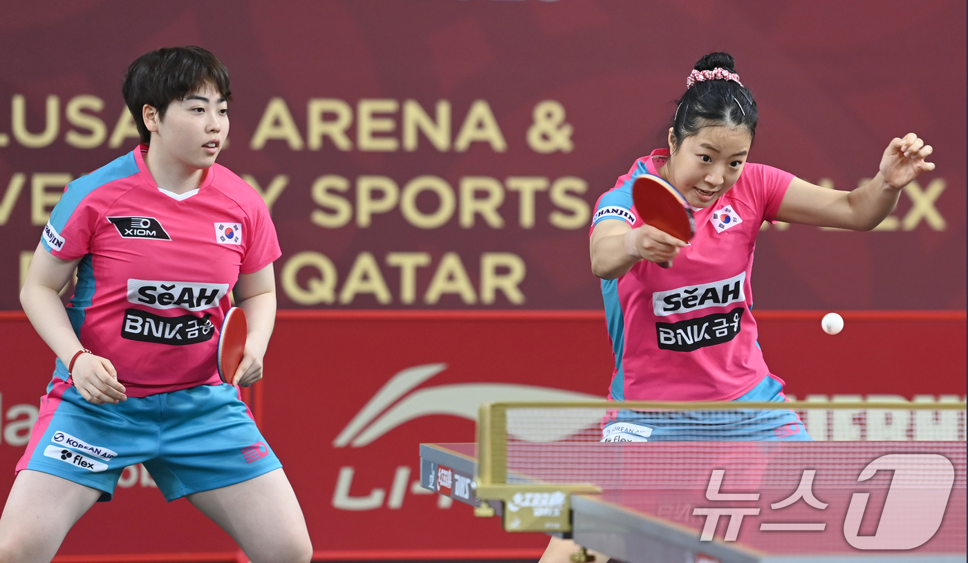 (서울=뉴스1) = 신유빈(오른쪽), 유한나가 19일 카타르 도하 카타르대학교 스포츠 컴플렉스에서 열린 2025 국제탁구연맹(ITTF) 세계선수권대회 여자복식 32강 조르지나 포타 …