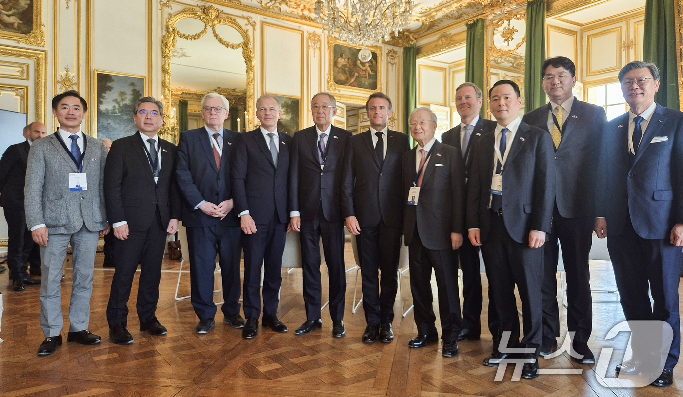 (서울=뉴스1) = 류진 한경협 회장을 비롯한 한국 민간 경제사절단이 19일 프랑스 베르사유궁에서 열린 '한-프랑스 특별 라운드테이블'에서 에마뉘엘 마크롱 프랑스 대통령가과 기념촬 …
