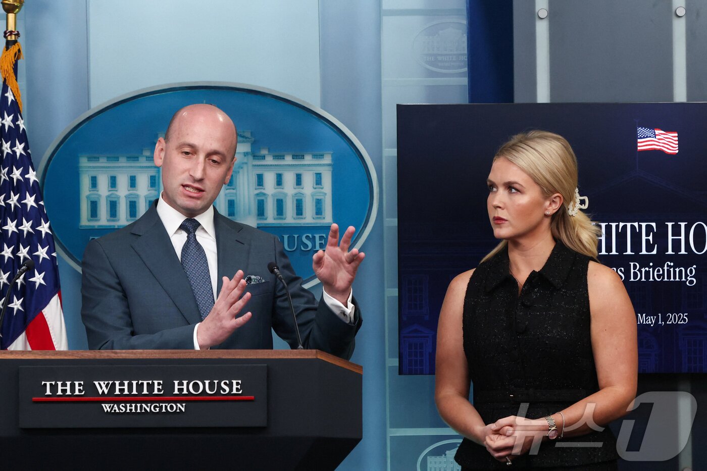 본문 이미지 - 스티븐 밀러 미국 백악관 부비서실장이 1일&#40;현지시간&#41; 미국 워싱턴DC 백악관에서 열린 언론 브리핑에서 캐롤라인 레빗 백악관 대변인이 지켜보는 가운데 질문에 답하고 있다. 2025.05.01 ⓒ 로이터=뉴스1 ⓒ News1 류정민 특파원