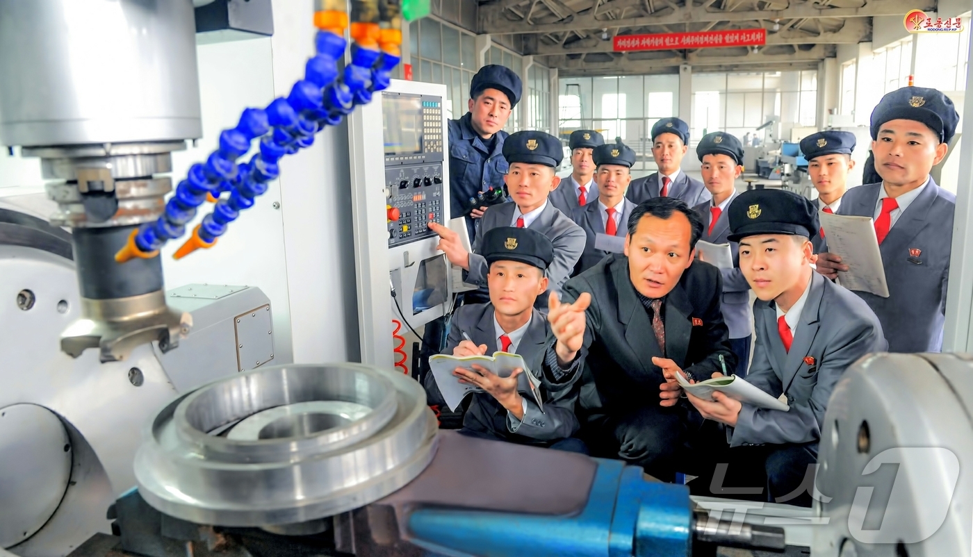 (평양 노동신문=뉴스1) = 북한 노동당 기관지 노동신문은 2일 김책공업종합대학 종합실습공장에서 교원이 학생들의 실천실기능력을 높여주고 있는 모습을 보도했다. [국내에서만 사용가능 …