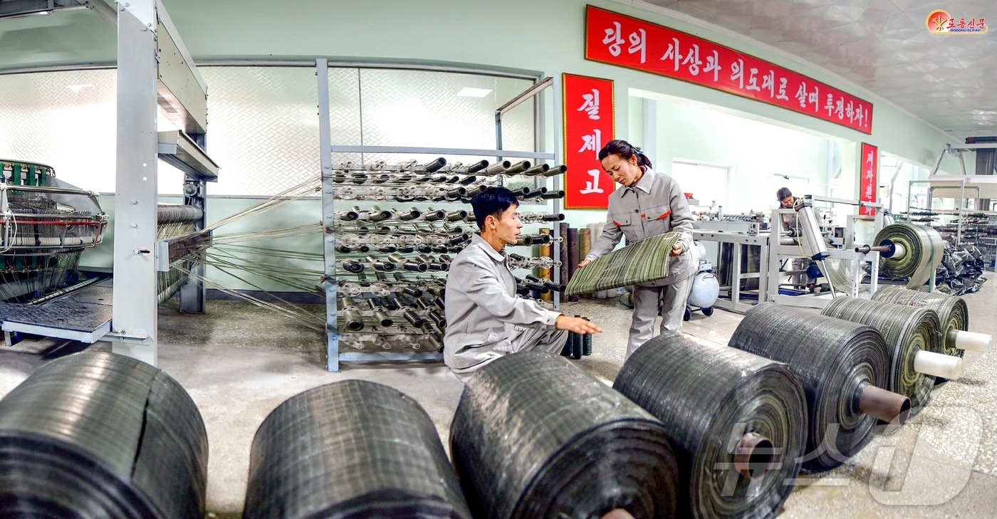 (평양 노동신문=뉴스1) = 북한 노동당 기관지 노동신문은 2일 "평천일용필수품공장에서 당결정 관철을 위한 생산투쟁을 힘있게 벌이고 있다"고 보도했다. [국내에서만 사용가능. 재배 …