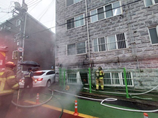 수원 다세대 주택서 리튬배터리 화재…17명 구조·대피