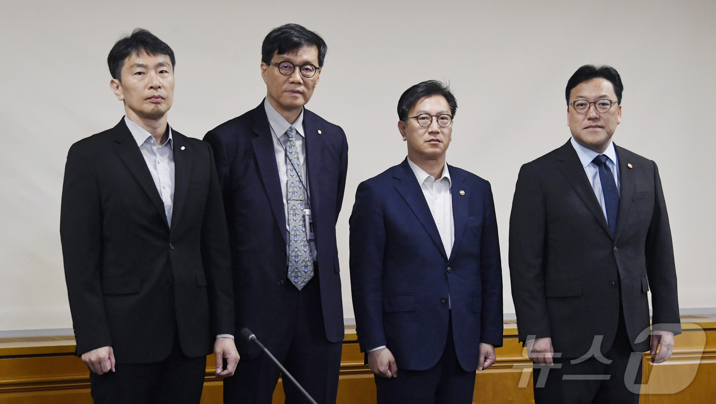 (서울=뉴스1) = 김범석 부총리 겸 기획재정부 장관 직무대행이 2일 오전 서울 중구 은행회관에서 열린 '거시경제·금융현안 간담회'에 앞서 기념촬영하고 있다.왼쪽부터 이복현 금융감 …