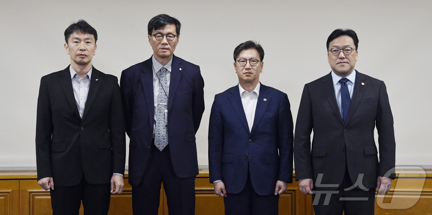 (서울=뉴스1) = 김범석 부총리 겸 기획재정부 장관 직무대행이 2일 오전 서울 중구 은행회관에서 열린 '거시경제·금융현안 간담회'에 앞서 기념촬영하고 있다.왼쪽부터 이복현 금융감 …