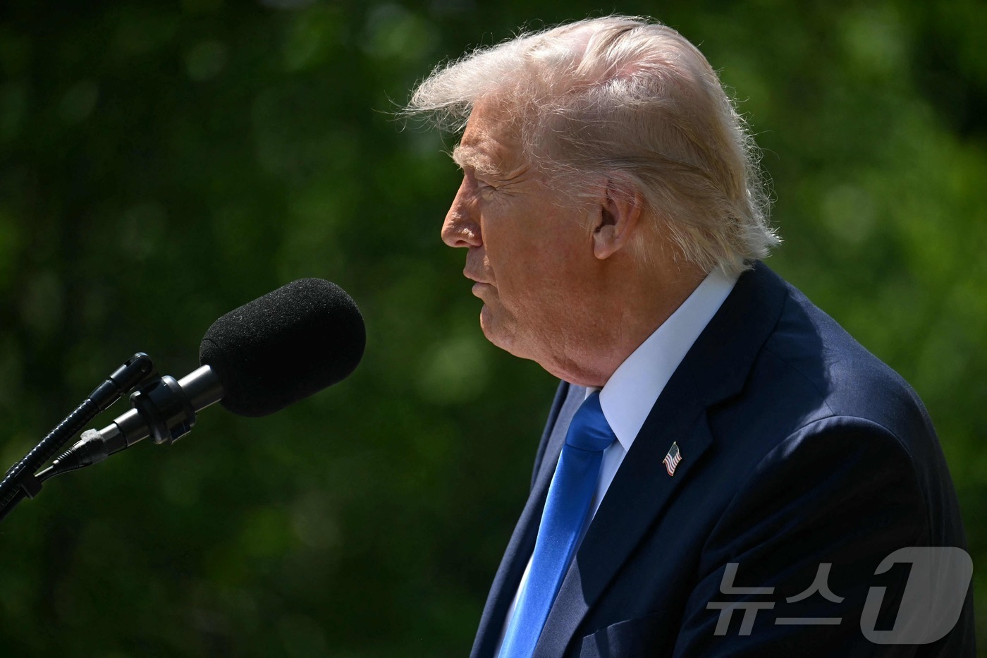 (워싱턴 AFP=뉴스1) 우동명 기자 = 도널드 트럼프 미국 대통령이 1일(현지시간) 워싱턴 백악관에서 열린 '국가 기도의 날' 행사서 "종교와 신앙을 가진 모든 사람의 종교적 자 …